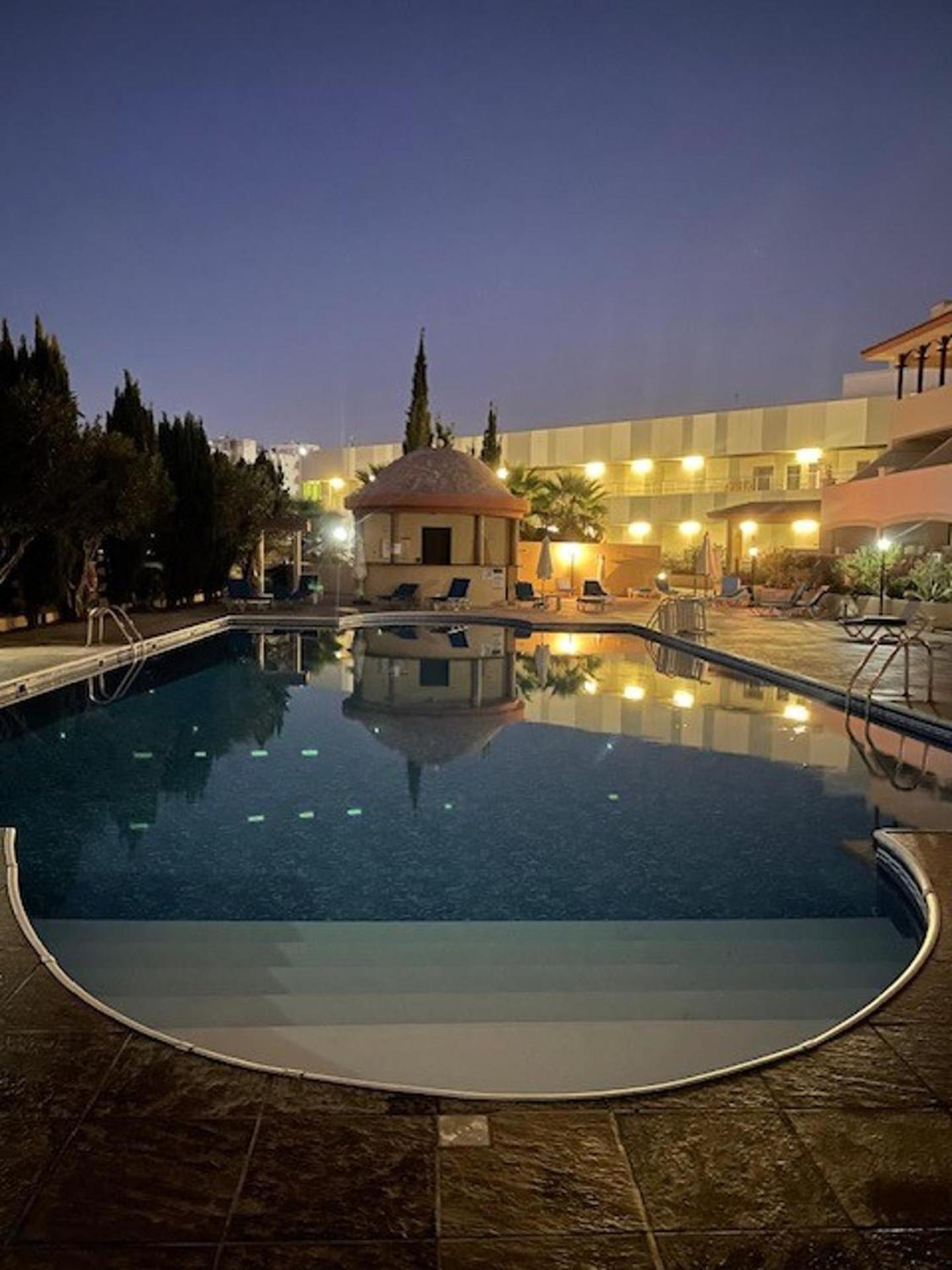 Townhouse With Pool 5 Minute Walk To Apartament Pafos