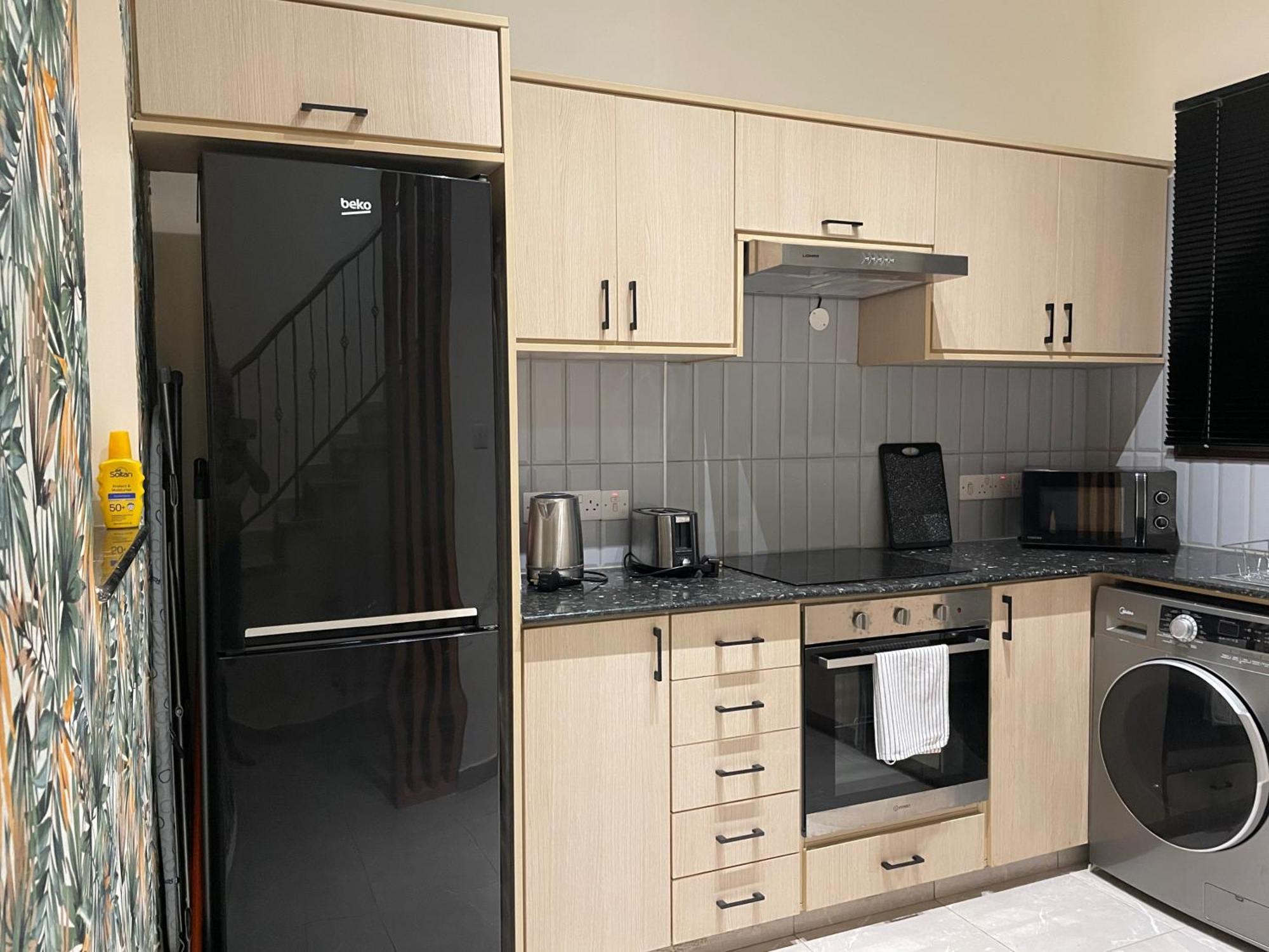 Townhouse With Pool 5 Minute Walk To Pafos