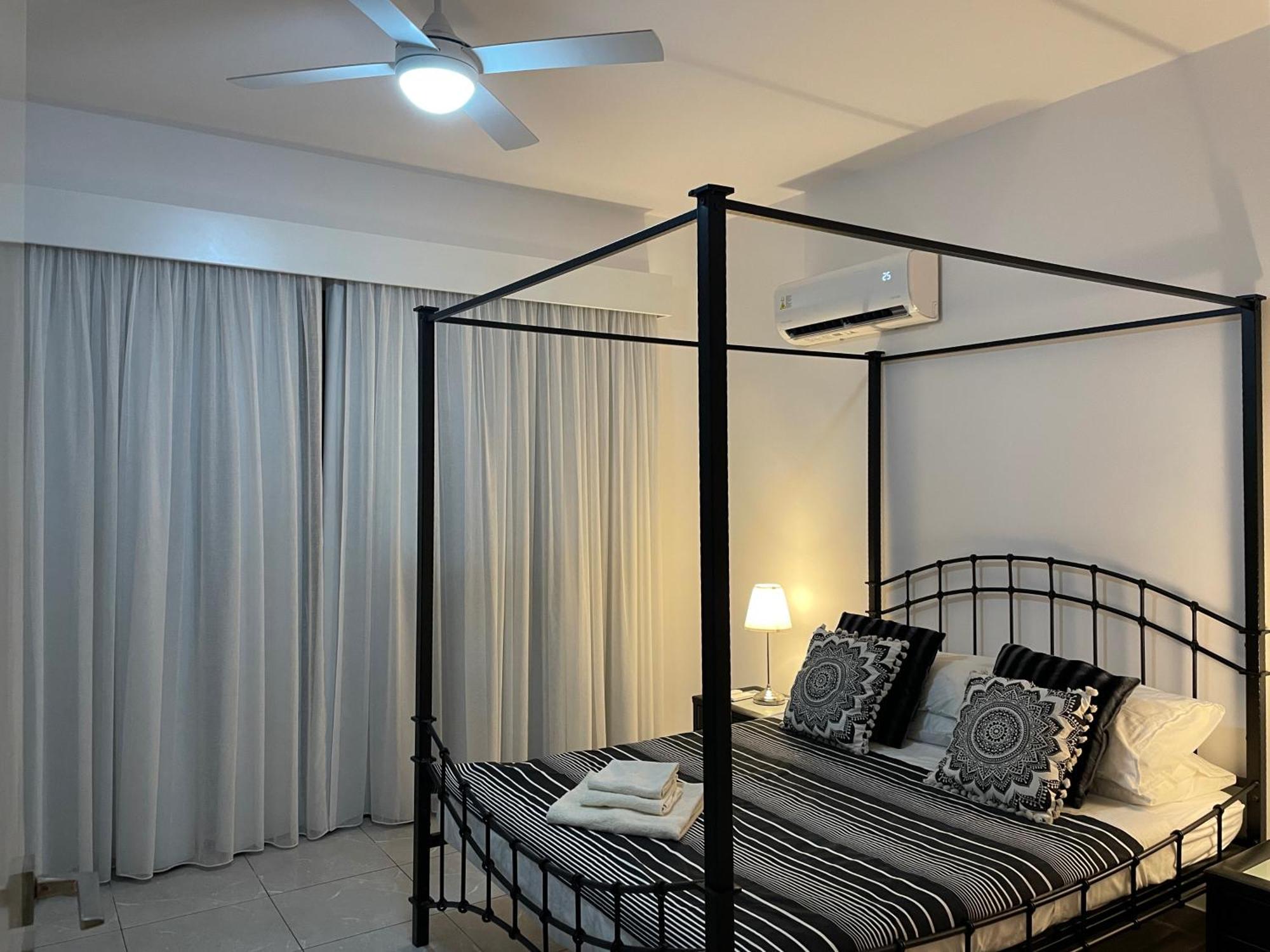 Townhouse With Pool 5 Minute Walk To